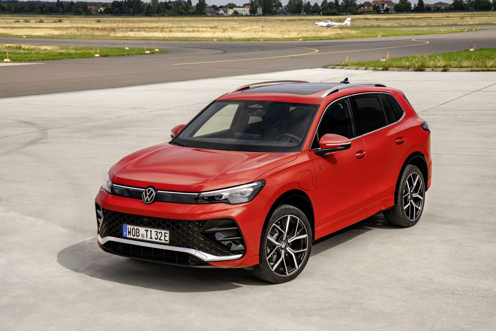 VW Tiguan R-Line front